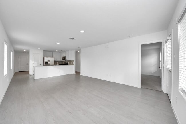 Building Photo - 833 Vlg Brk Dr