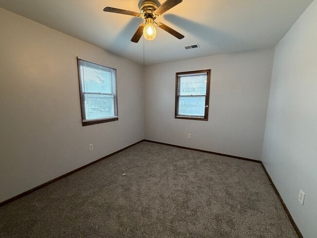 Building Photo - 3992 Camelot Dr SE