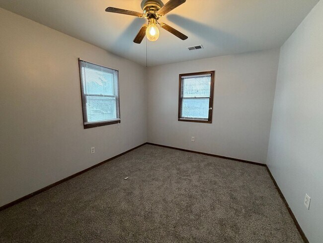 Building Photo - Large multi level duplex!