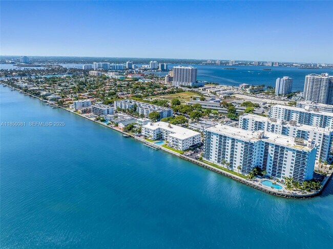 Building Photo - 1880 S Treasure Dr