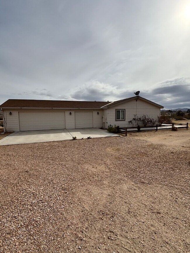 Building Photo - Spacious 3 Bedroom, 2 Bath Home with Large Lot & 3-Car Garage – Prime Location!