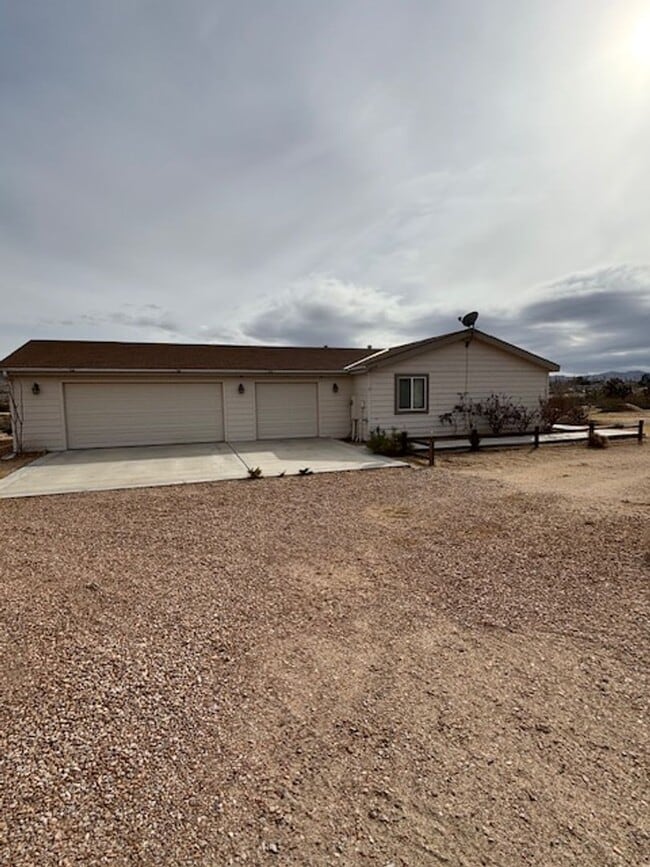 Building Photo - Spacious 3 Bedroom, 2 Bath Home with Large...