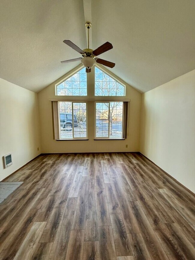 Building Photo - Lovely NE 3 Bedroom Home w/Large Yard & Mowing Included!