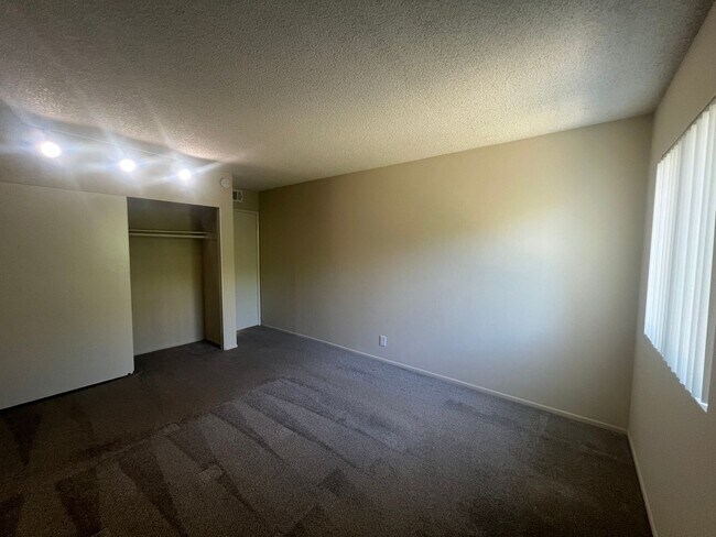 Building Photo - 3 Bedroom 2 Bath Home ,