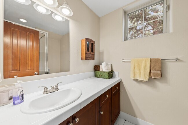 Building Photo - 562 Evans Ct