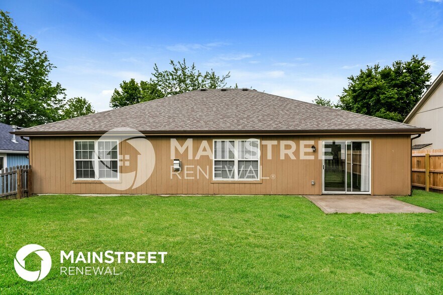 Building Photo - 820 SW Meadowood Dr