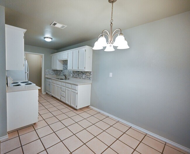 Building Photo - 2 Bed, 2 Bath Duplex Decatur TX