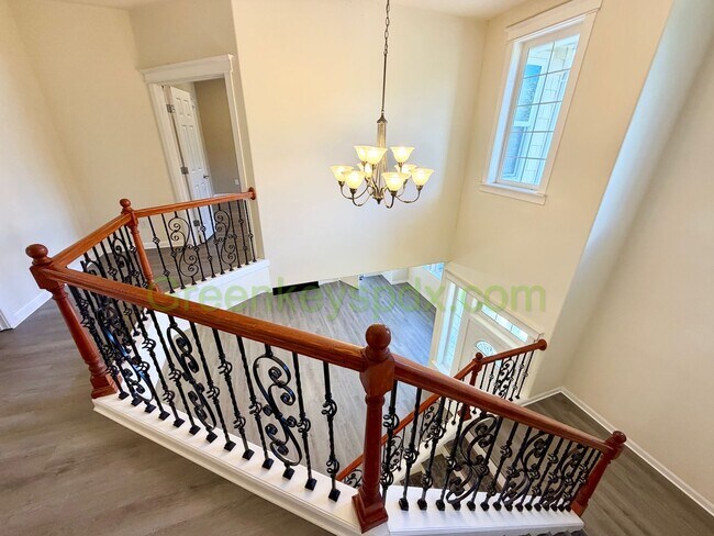 Building Photo - Gorgeous House in Upscale Neighborhood in Tigard, 5 Bedrooms plus Den/Office, 3.5 Bathrooms, Larg...