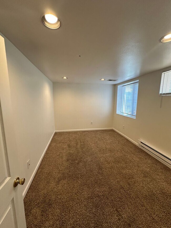 Building Photo - 5 Bedroom House Available Now