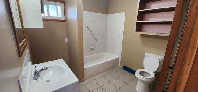 Building Photo - 2 bedroom 1 bath house