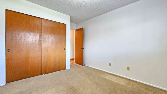 Building Photo - Salt Lake community, single-level 3 bedroo...