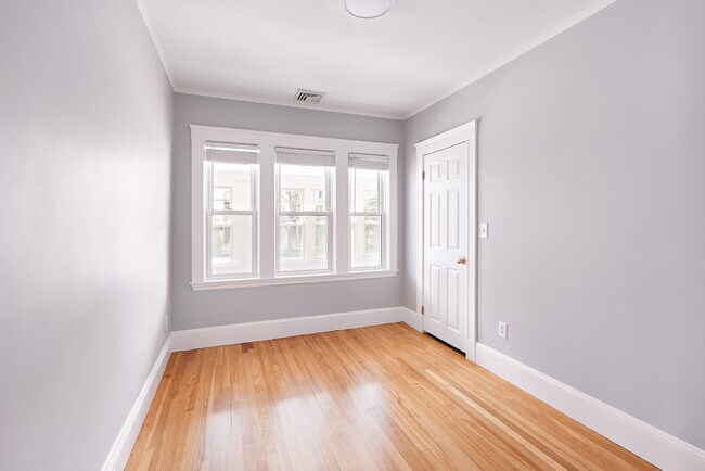 Building Photo - 706 Mt Auburn St
