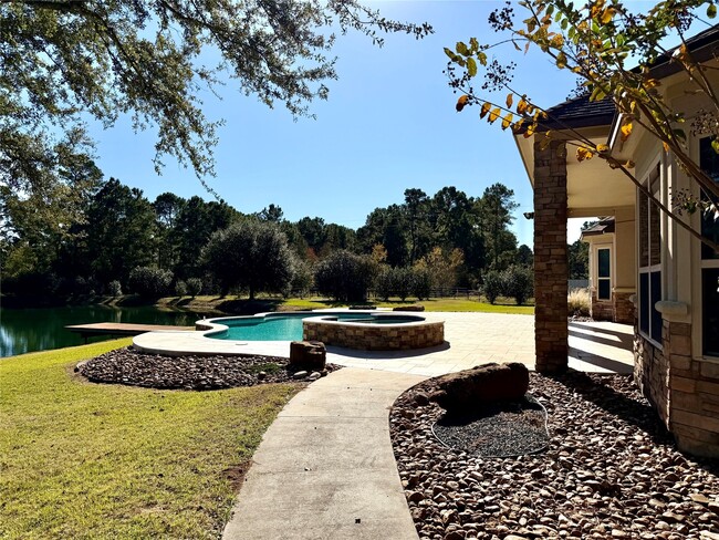 Building Photo - 1631 S Persimmon St