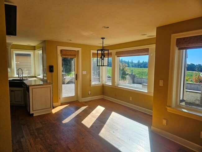 Building Photo - 4Bd/5Ba Multi Story Home - For viewing by ...