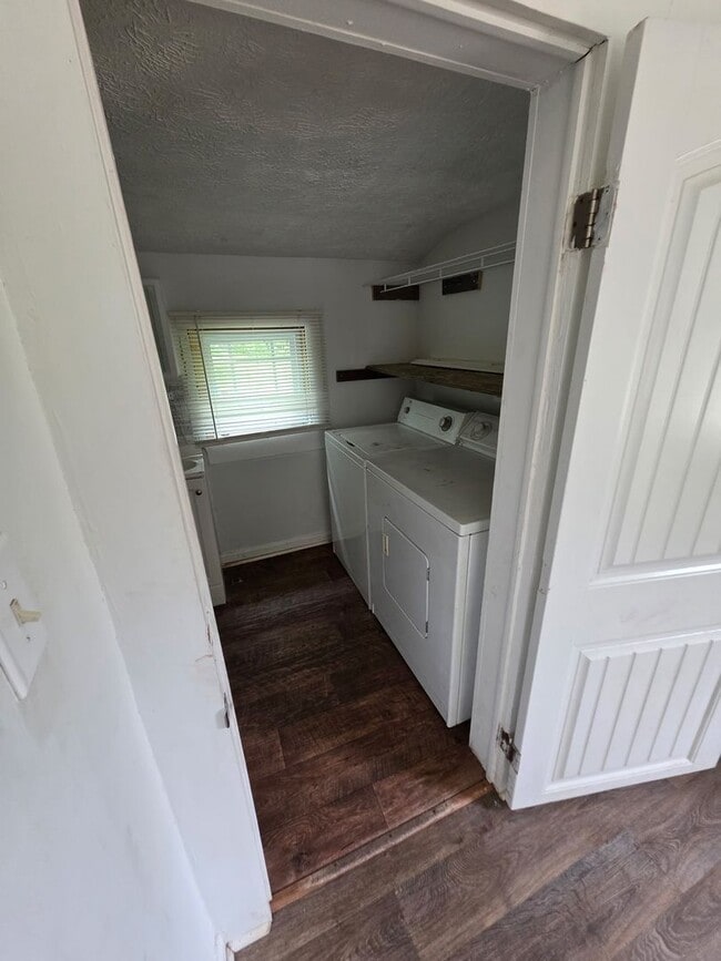 Building Photo - 2BEDROOM 1BATH