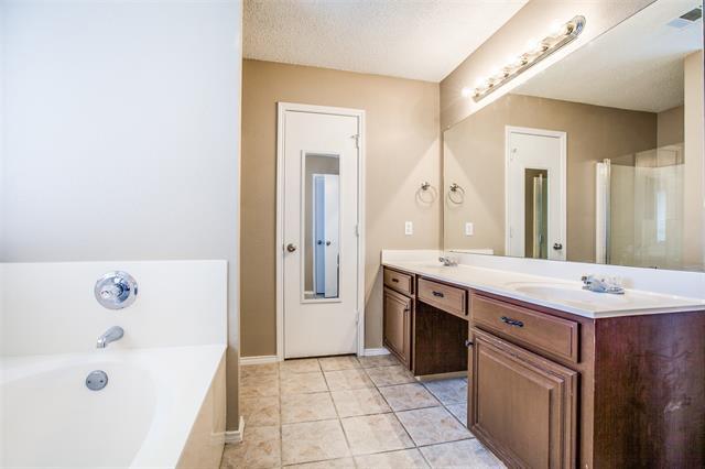 Building Photo - 14 Enchanted Ct