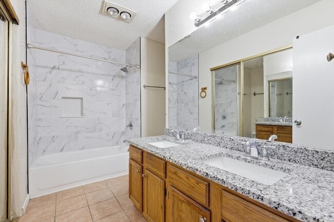 Building Photo - 1234 Roan Dr