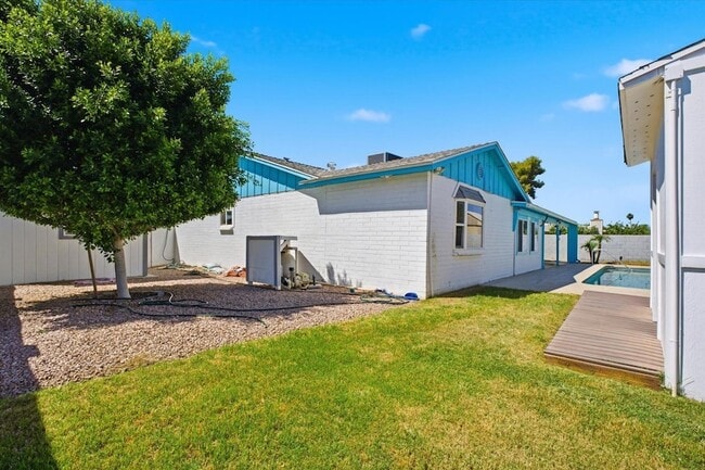 Building Photo - 656 W Pecos Ave