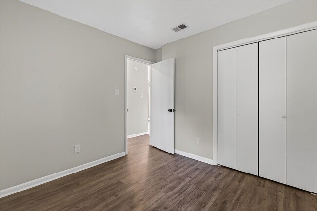 Building Photo - Charming 2Bed Near Piney Green & Camp Lejeune