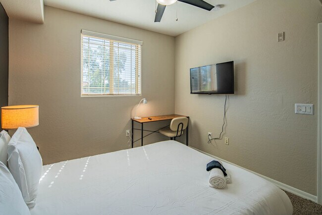 Building Photo - 1275 E University Dr