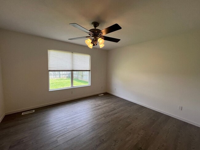 Building Photo - DEERFIELD SUBDIVISION MOVE IN READY! 3 Bedroom 2 Full Baths!