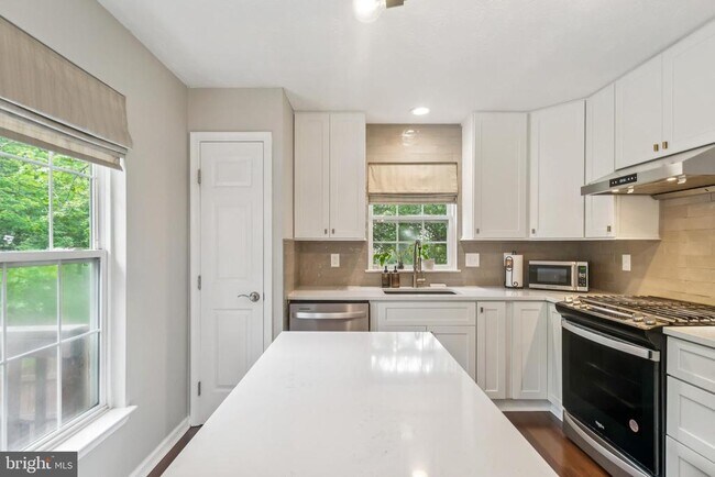 Building Photo - 9525 Oakhurst Dr