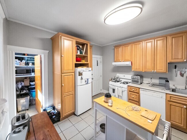 Building Photo - 593 Centre St