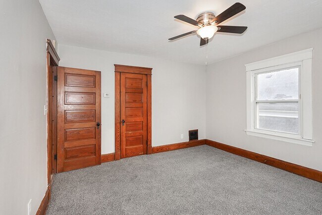 Building Photo - 1025 W 23rd St