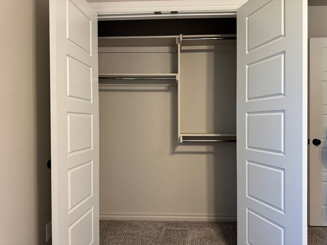 Building Photo - Spacious 3-Bedroom Home with Designer Kitc...