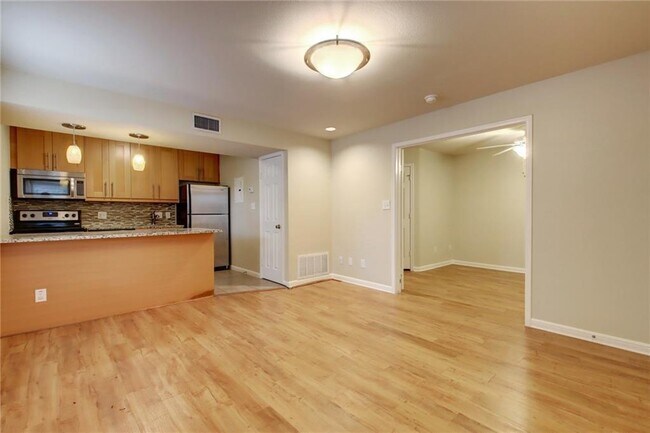 Building Photo - 7685 Northcross Dr