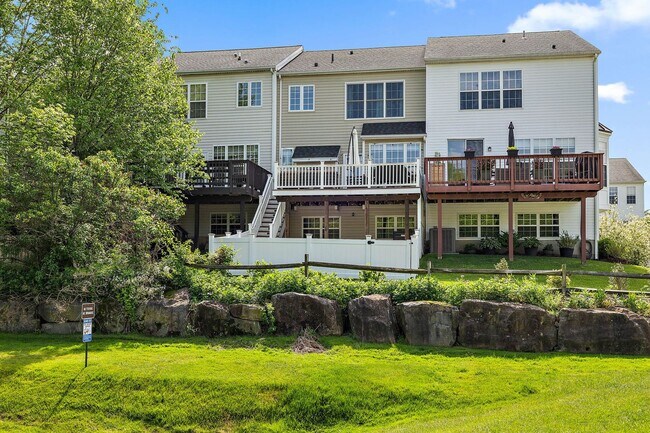 Building Photo - Beautiful Townhome in Ballymeade