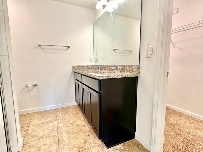 Building Photo - Premier 4bedrooms/2baths residence - Florida living at its finest!