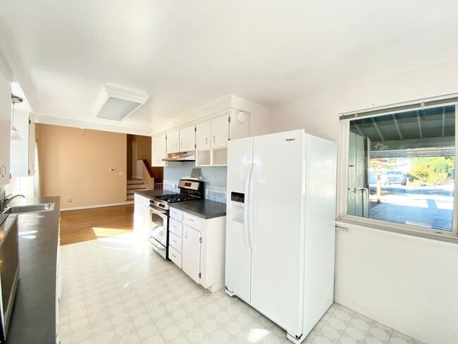 Building Photo - Charming Lake Hills Home in the Heart of Bellevue