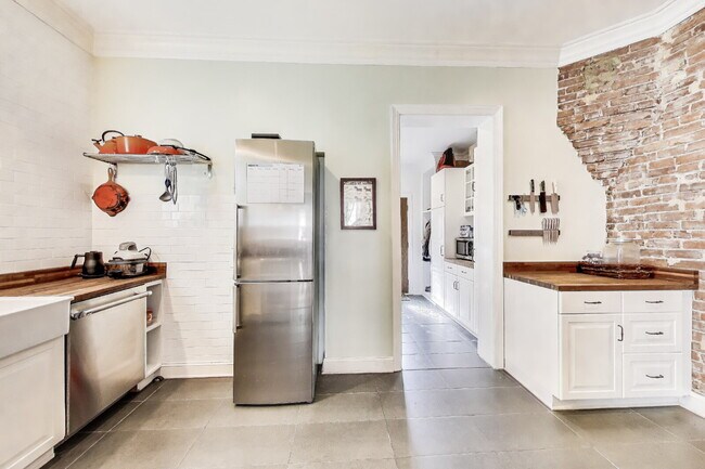 Building Photo - Beautiful Bloomingdale Row house. Utilities Included!