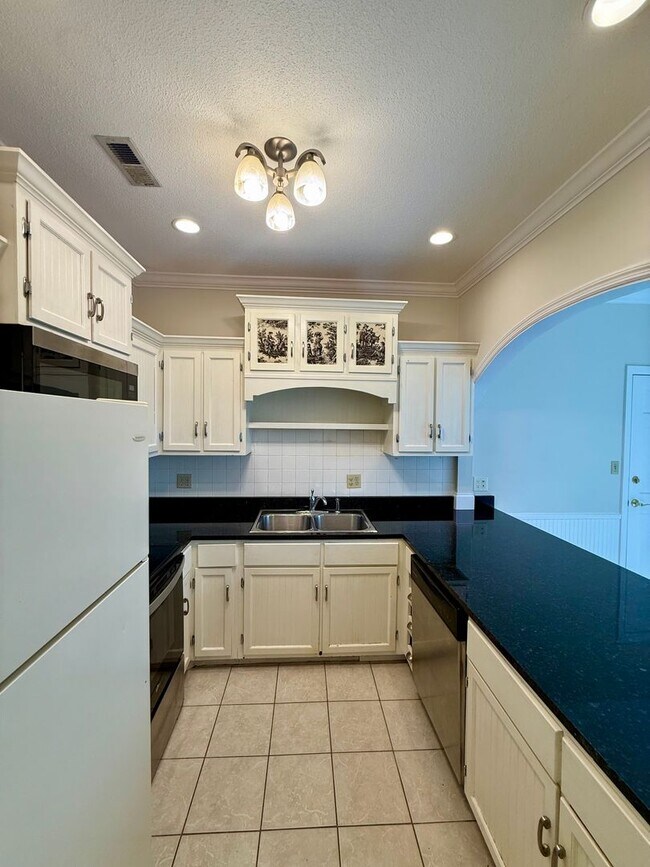 Building Photo - Knoxville 37909 - 2 bedroom, 1.5 bath unit, duplex - Contact Chad Weeks (865) 567-6193