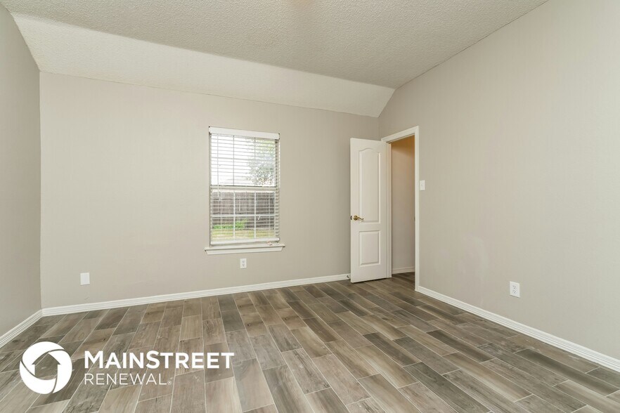 Building Photo - 633 Fern Dr