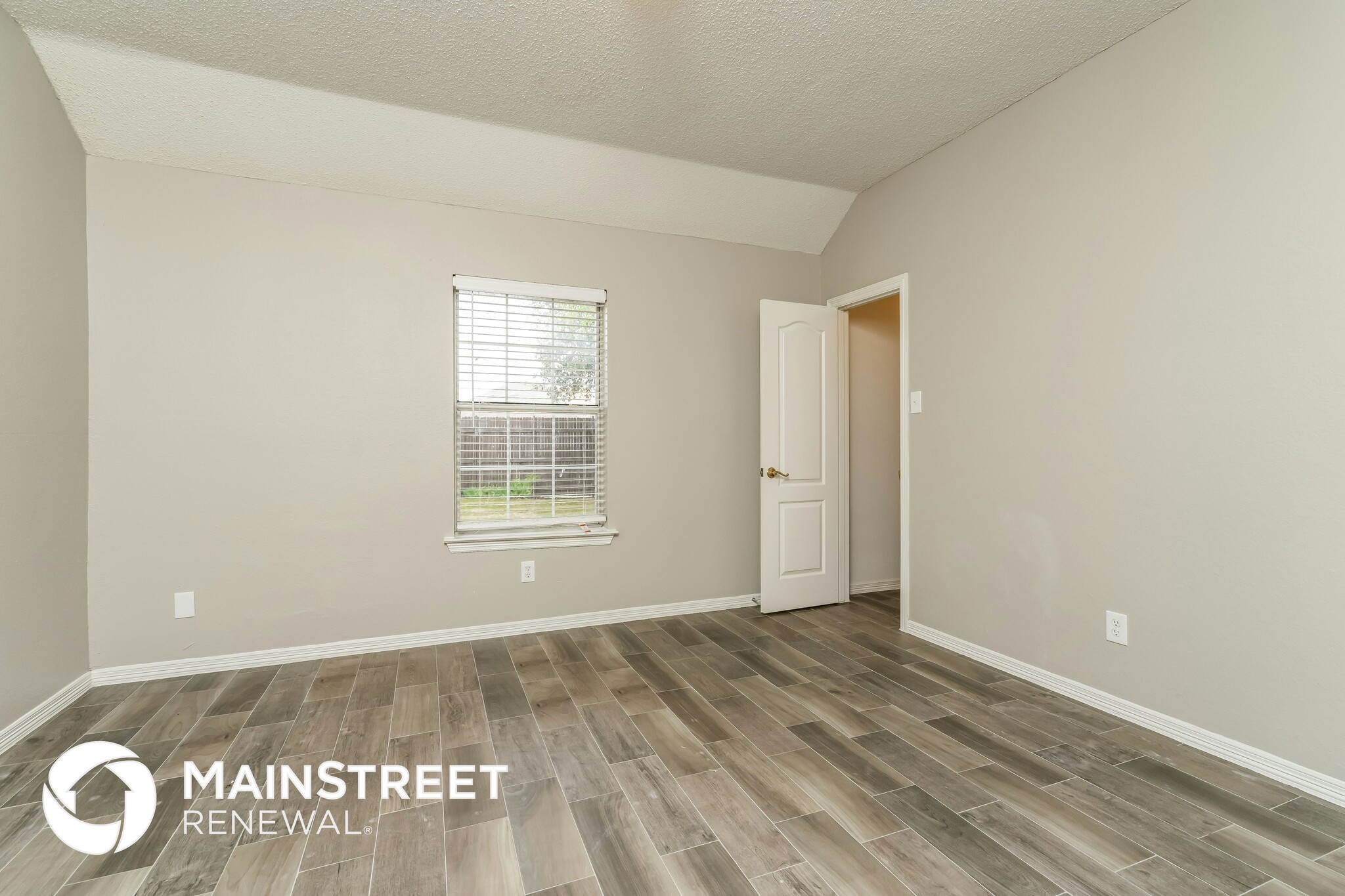 Building Photo - 633 Fern Dr