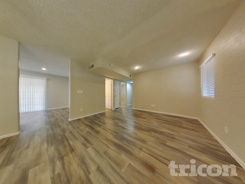 Building Photo - 4241 N 73rd Ln
