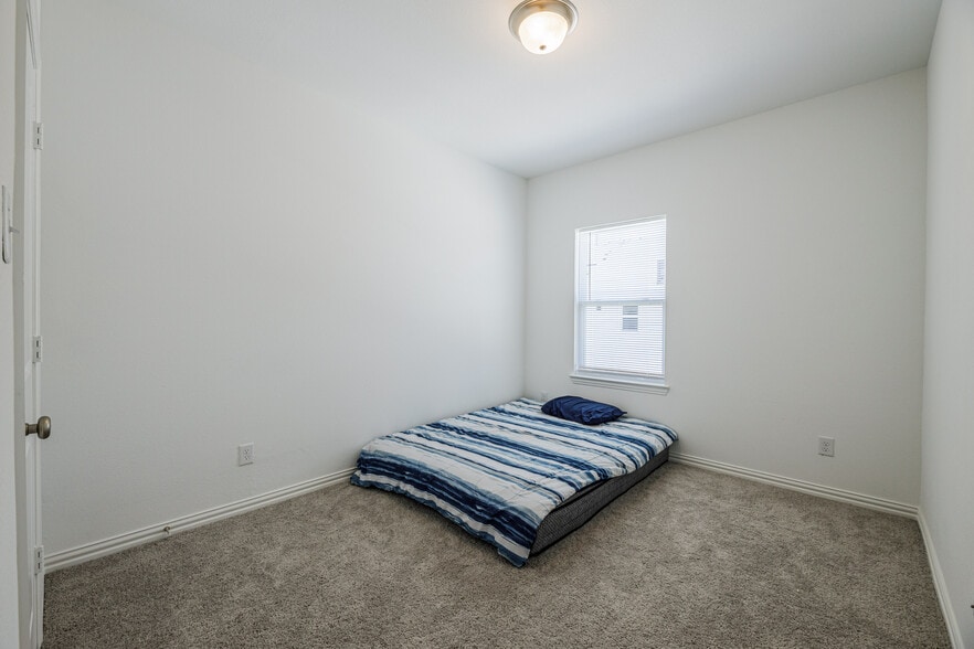 Building Photo - 9939 Schramm St