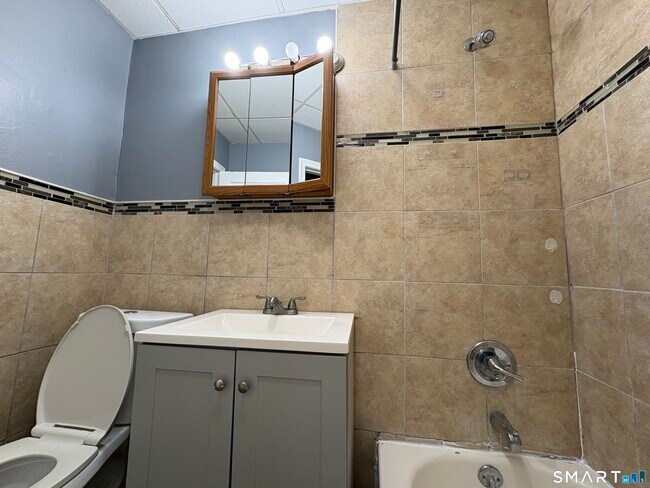 Building Photo - 680 W Main St