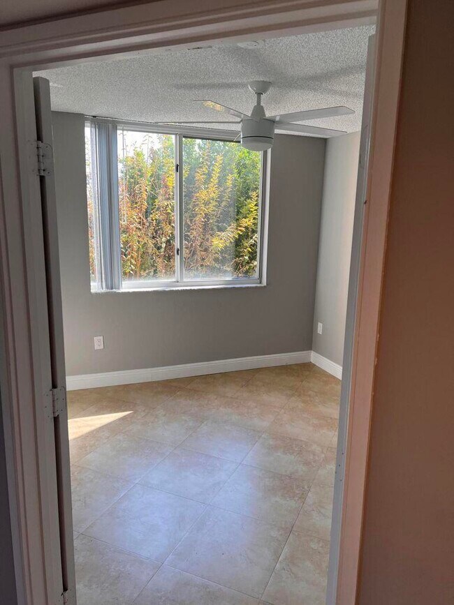 Building Photo - 1000 Scotia Dr