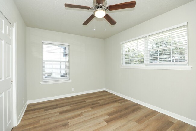 Building Photo - 631 Edgebrook Dr