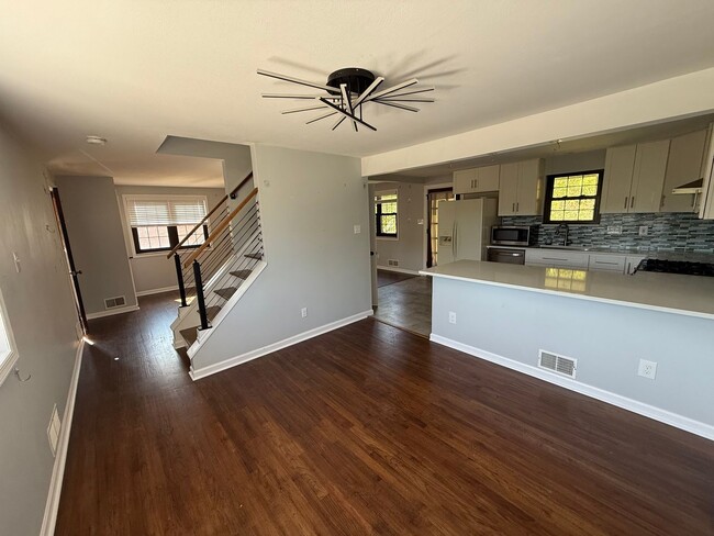 Building Photo - Luxury 3-Bedroom, 1-Bathroom House in Broo...