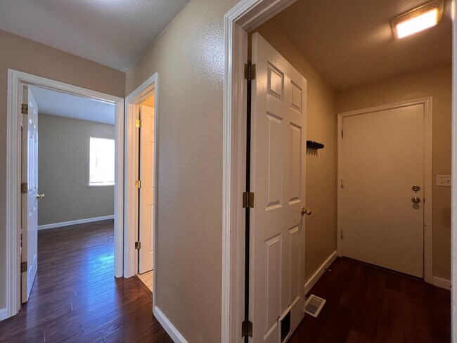 Building Photo - 221 Endeavor Ln