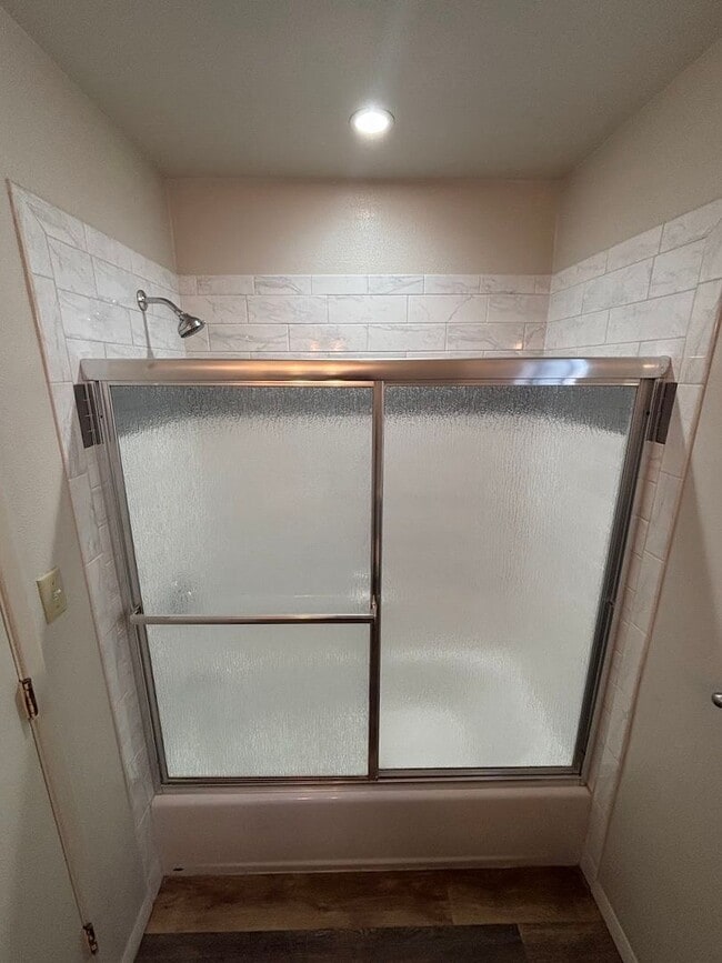 Building Photo - Modern 2 bedroom condo!