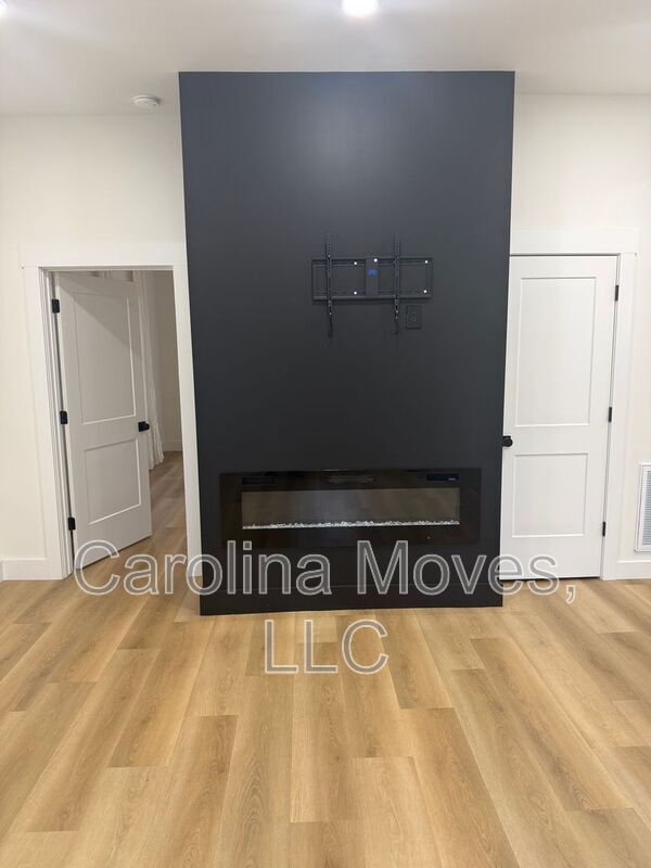 Building Photo - 6 10th St