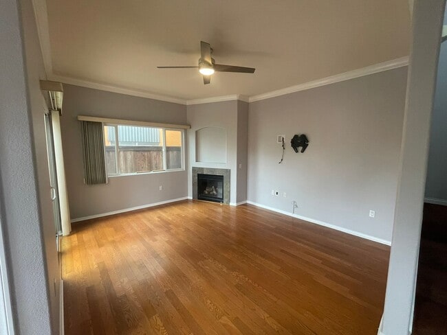 Building Photo - Spacious 3-bedroom, 3-bath townhome in the...