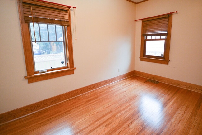 Building Photo - Kutzky Park Home w/Master Suite