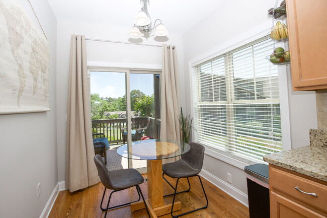 Building Photo - Charming End-Unit Townhome in Southern Pines
