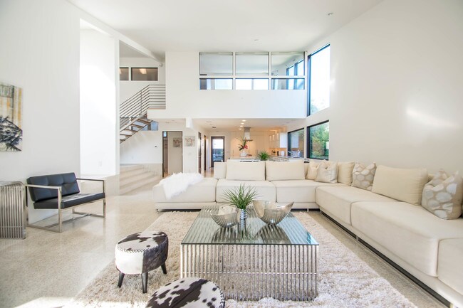 Living - 1440 N Kings Rd